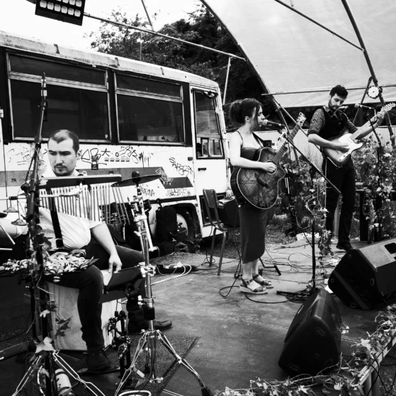 Jiulia Via en concert Jiulia Via en concert avec son groupe devant un bus