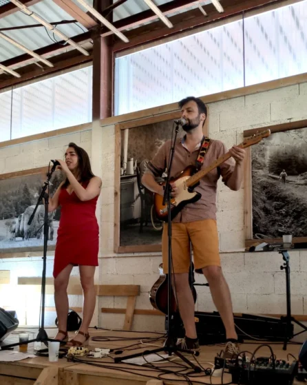 Jiulia Via et Stéphane Kirchherr en Concert Live Jiulia Via et Stéphane Kirchherr en performance live sur scène