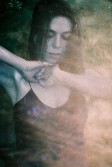 Portrait Poétique de Jiulia Via en Extérieur Portrait artistique de Jiulia Via en nature, enveloppée d'une lumière douce