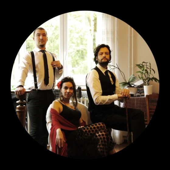 Jiulia Via avec Stéphane Kirchherr et Augustin Schahl Jiulia Via avec Stéphane Kirchherr et Augustin Schahl posant dans un intérieur élégant